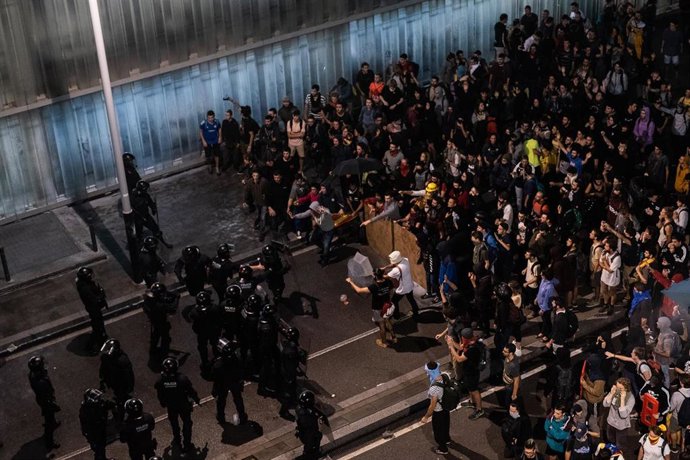 Agentes de los Mossos de Esquadra y Policía Nacional cargan contra los concentrados en el Aeropuerto de Barcelona-El Prat, en protesta por la sentencia del Tribunal Supremo