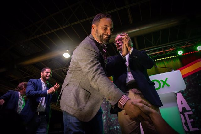 El presidente de Vox, Santiago Abascal, saluda a un simpatizante en el acto de apertura de campaña en Barcelona (España).