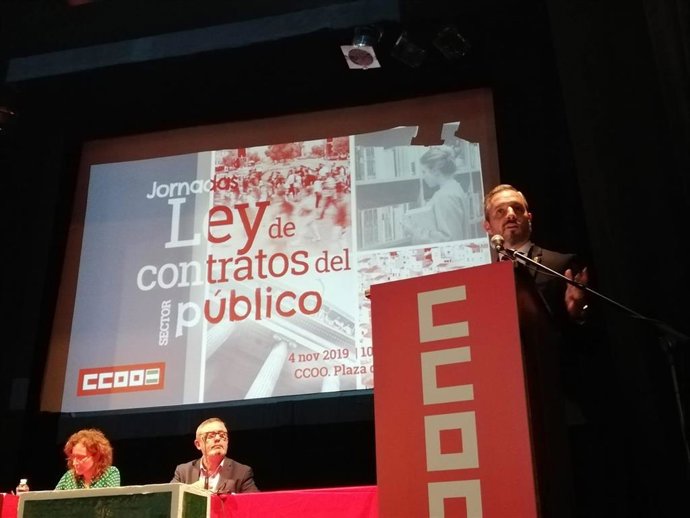 El consejero de Hacienda, Juan Bravo, este lunes durante su intervención en las jornadas de CCOO-A sobre la Ley de Contratos del Sector Público.