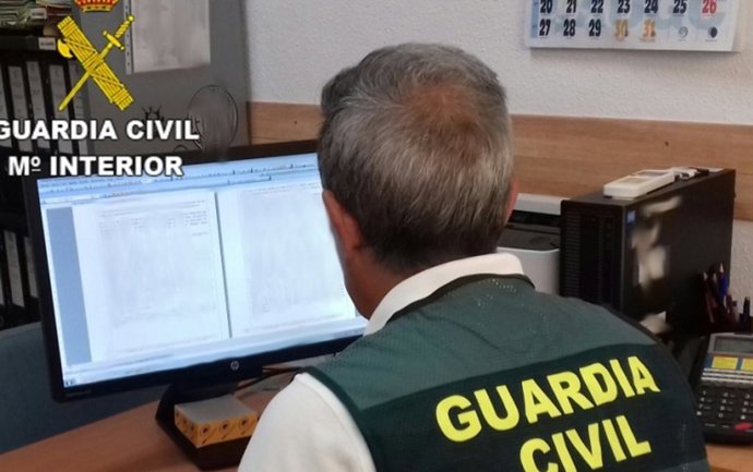 Guardia civil en tareas de investigación