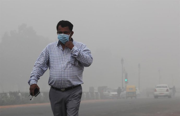 Un hombre camina con una máscara en el rostro por la fuerte contaminación en Nueva Delhi