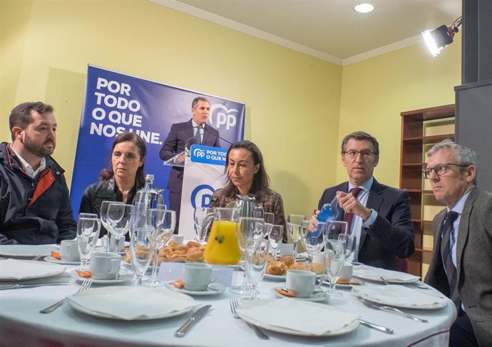 El presidente de la Xunta y líder del PPdeG, Alberto Núñez, en un desayuno informativo durante la campaña electoral junto con candidatos por Pontevedra al Congreso