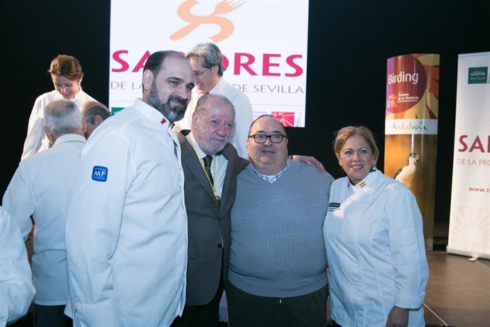Loli Rincón Y Fernando Mayo, Del Restaurante Manolo Mayo, Junto Al Presidente De La Diputación De Sevilla, Fernando Rodríguez Villalobos