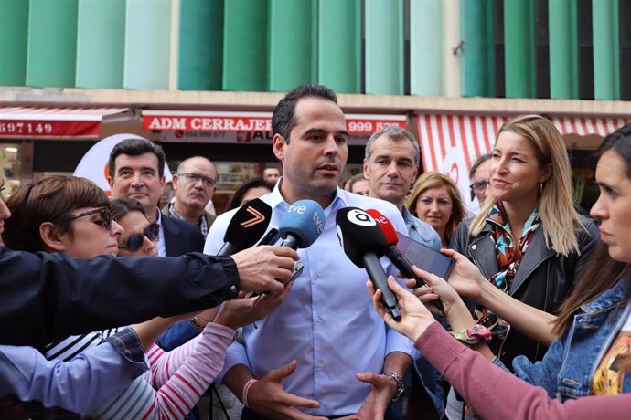 Ignacio Aguado atendiendo a los medios en Valncia