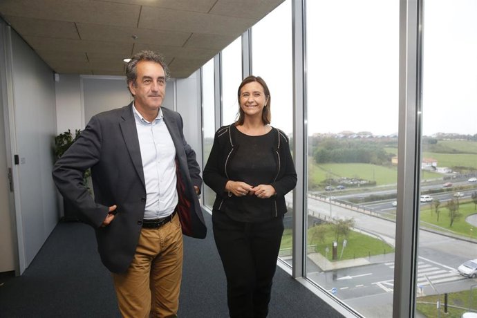 El consejero de Innovación, Industria, Transporte y Comercio, Francisco Martín, con la presidenta de la Asociación de Mujeres Empresarias de Cantabria, Eva Fernández