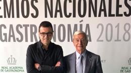 El chef valenciano Ricard Camarena (izquierda) recibe el Premio Nacional de Gastronomía como Mejor Jefe de Cocina 2018, que otorga la Real Academia de Gastronomía