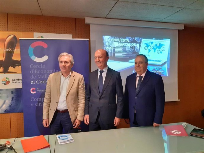(De Izqda A Dcha) El Presidente Del Círculo De Economía De Mallorca, José María Vicens; El Responsable De La Encuesta De Los Círculos, Miguel Iraburu; Y El Presidente De La Cámara De Comercio De Mallorca, Antoni Mercant.