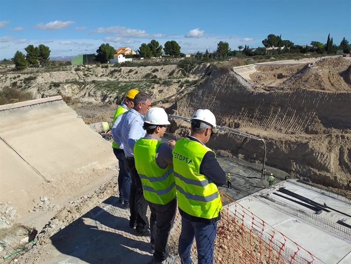 El presidente de la CHS, Mario Urrea, visita los trabajos de reparación del canal del postravase, que ya funciona provisionalmente