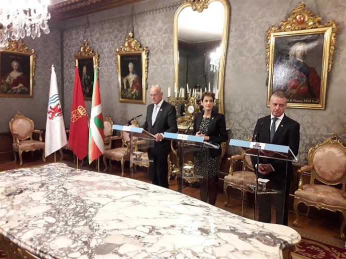 De izquierda a derecha, Alain Rousset, presidente de Nueva Aquitania (Francia), María Chivite, presidenta de Navarra, e Íñigo Urkullu, lehendakari vasco, en una rueda de prensa tras la Asamblea General de la Eurorregión.