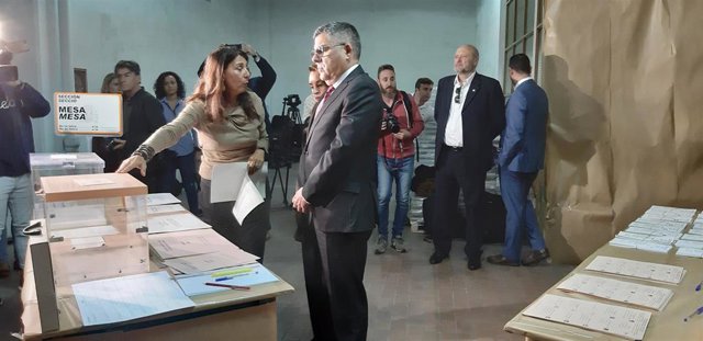El delegado del Gobierno en la Comunitat Valenciana, Juan Carlos Fulgencio, visita el almacén electoral de la provincia de Valencia con motivo de los comicios del 10N.