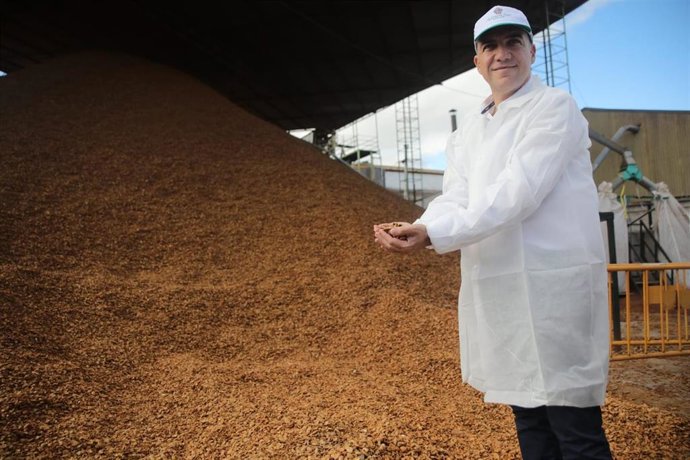 El presidente del PP de Málaga, Elías Bendodo, en su visita a una almendrera de Málaga