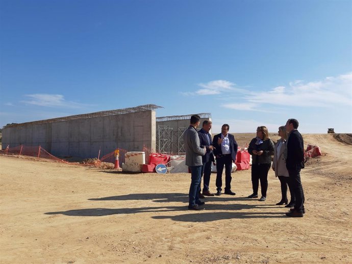 Candidatos del PSOE Alto Aragón visitan el avance de las obras de conexión de la autovía en Siétamo (Huesca).