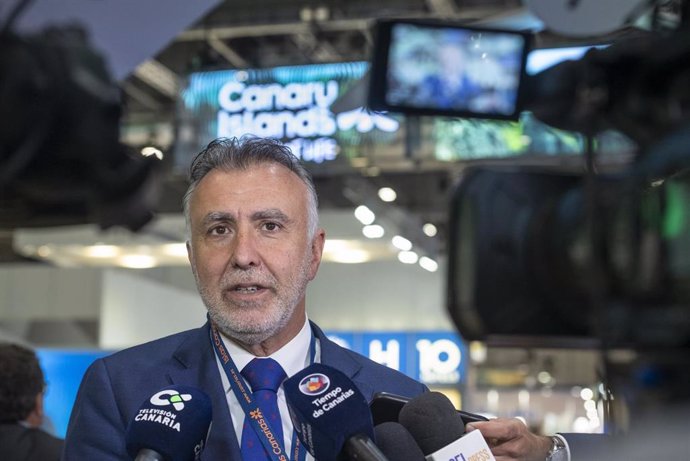 El presidente del Gobierno de Canarias, Ángel Víctor Torres, atiende a los periodistas en la World Travel Market