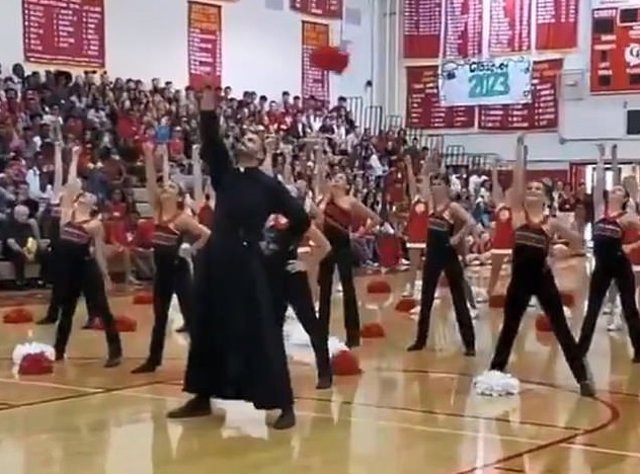 Padre Ricardo Rivera Ortiz bailando la 'Marcha Imperial' de Star Wats
