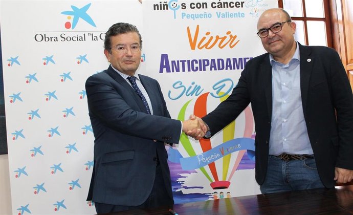 El director territorial de CaixaBank en Canarias, Juan Ramón Fuertes, y el director de la Asociación Pequeño Valiente, José Jerez, suscriben un acuerdo de colaboración