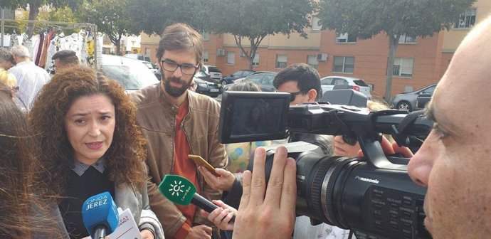 Inmaculada Nieto y José Luis Bueno atienden a los medios tras un reparto de propaganda en Jerez