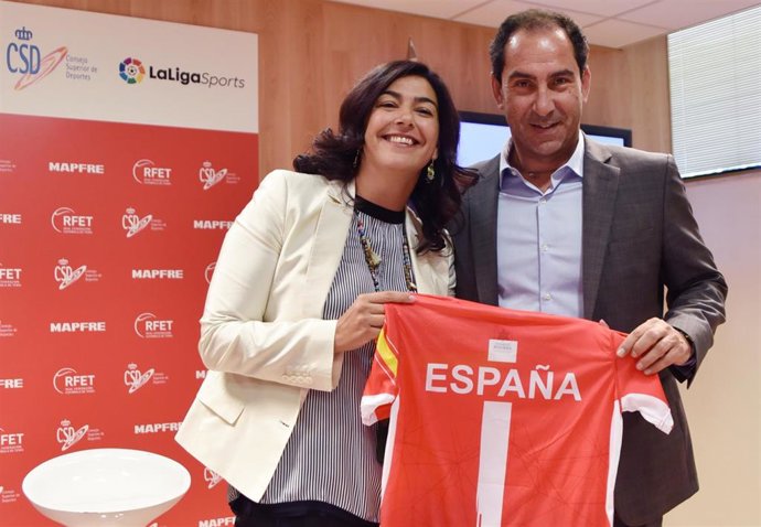 María José Rienda y Albert Costa posan con la camiseta con la que jugará la selección española las Finales de la Copa Davis 2019