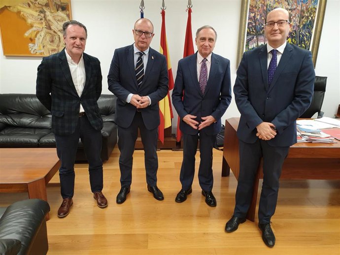 El director general de FP, Tomás Rodríguez, el consejero Carlos Gimeno, el presidente de la CEN, José Antonio Sarría, y el secretario general Carlos Fernández Valdivielso.