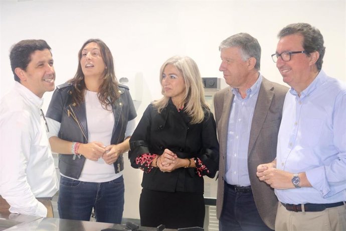 La consejera de Cultura y Patrimonio Histórico, Patricia del Pozo, junto a Loles López.