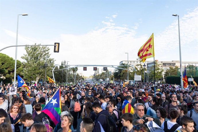 Protesta ante el Palau de Congressos de Catalunya de Barcelona contra la visita del Rey