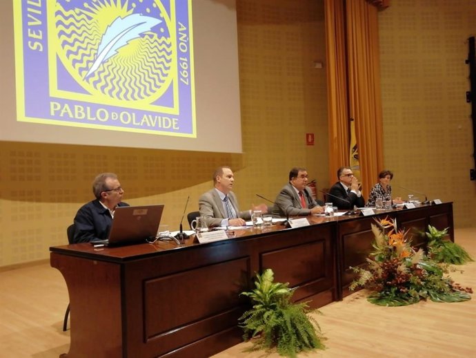 El rector de la UNIA, José Ignacio García Pérez, y el rector de la UPO, Vicente Guzmán, ambos en el centro de la imagen, este lunes en la sede de la UPO.