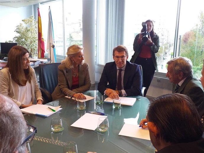 El presidente de la Xunta, Alberto Núñez Feijóo, y la delegada territorial del gobierno gallego, Corina Porro, reunidos con la directiva de Conxemar, encabezada por José Luis Freire.