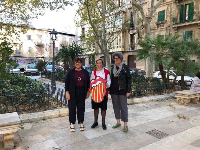Las militantes de MÉS per Mallorca, Bel Busquets y Agustina Vilaret, junto  a la candidata de MÉS-Esquerra al Senado por Mallorca, Lila Thoms (centro).