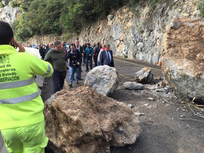 Revilla y candidatos del PRC retenidos en el Desfiladero de La Hermida tras caer un argayo en Lebeña, que corta el tráfico durante una hora