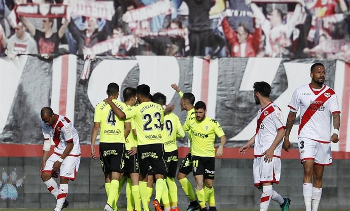 Los jugadores del Córdoba celebran un gol ante el Rayo Vallecano.