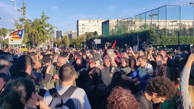 Manifestantes concentrados frente al Palau de Congressos de Catalunya tratan de bloquear la salida de agentes de los Mossos d'Esquadra