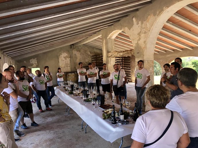 Imagen de la convivencia de los trabajadores de Bornay en la Bodega Casa Agrícola, de Pepe Mendoza.
