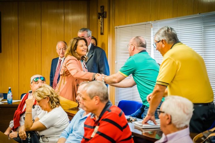 La consejera Carmen Crespo anuncia un plan para los chiringuitos en Roquetas de Mar (Almería)