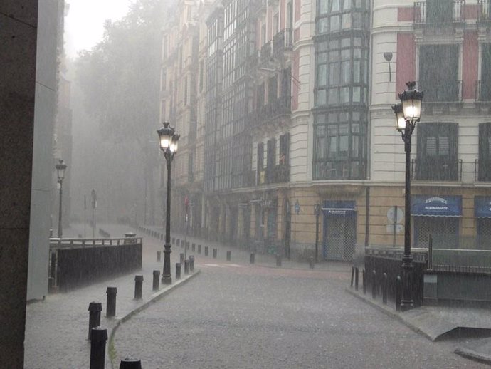 LLuvia intensa en una calle de Bilbao