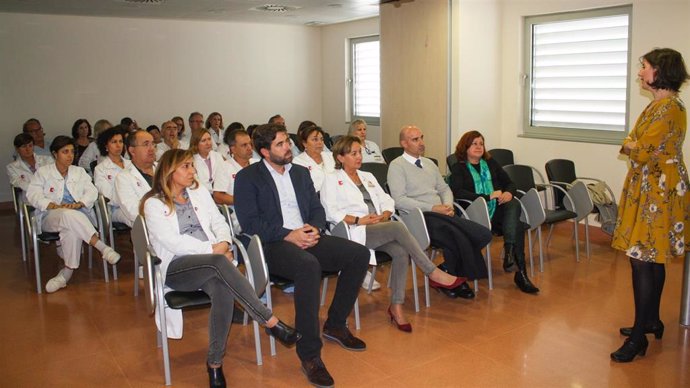 La directora gerente del Servicio Cántabro de Salud, Celia Gómez, y la directora general de Salud Pública, Paloma Navas, presentan la campaña de la vacuna de la gripe a profesionales del Hospital de Laredo