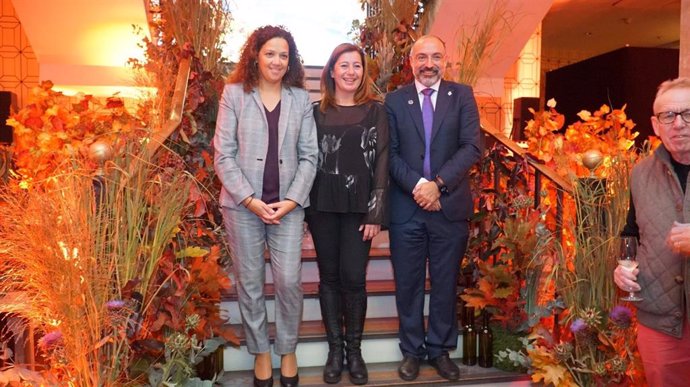 La presidenta del Govern, Francina Armengol, y la presidenta del Consell de Mallorca, Catalina Cladera, en la feria internacional de Turismo en Londres