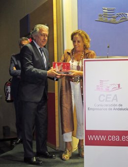 La directora gerente territorial de Quirónsalud en Andalucía, Pilar Serrano, recibe el galardón al Proyecto Innovador Destacado