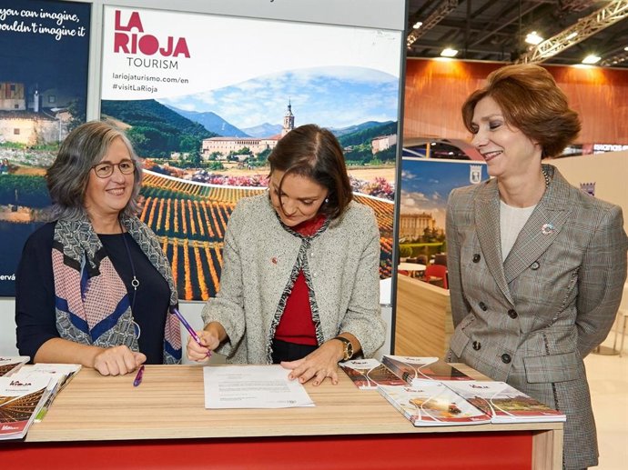 Maroto firma en apoyo a la candidatura de La Rioja como sede de la Conferencia Mundial sobre Turismo Enológico de la OMT en 2022. Junta a ella la directora general de Turismo Amaia López de Heredia, y la secretaria de Estado de Turismo, Isabel Oliver