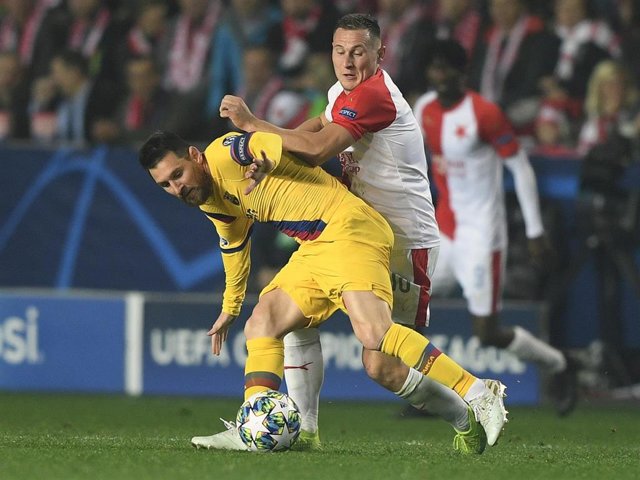 Barcelona's Lionel Messi (L) and Slavia Prague's Jan Boril battle for the ball during the UEFA Champions League Group F soccer match between SK Slavia Prague and Barcelona at the Sinobo Stadium. Photo: Ondej Deml/CTK/dpa