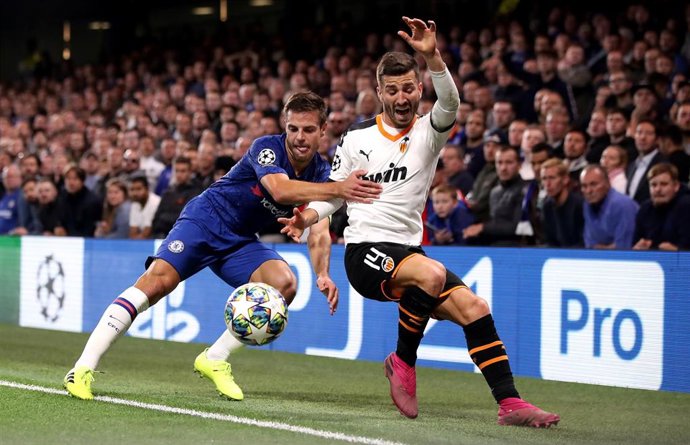 José Luis Gay pelea con César Azpilicueta durante el Chelsea-Valencia de la Liga de Campeones 2019-2020