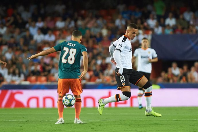Rodrigo intenta marcharse de Dest en el Valencia-Ajax de la Liga de Campeones 2019-2020
