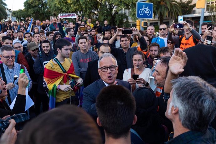 Manifestantes tratan de impedir el acceso a Josep Bou (PP) al Palau de Congressos de Catalunya donde se entregan los Premios de la FPdGi