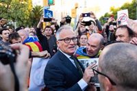 Miles de manifestantes protestan contra el Rey frente al Palau de Congressos en Barcelona