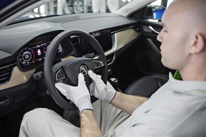 Un trabajador en la línea de montaje del nuevo Skoda Scala en la planta de Mladá Boleslav (República Checa)