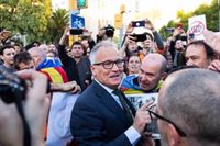 Manifestants impedeixen a Josep Bou (PP) l'entrada a l'acte del rei a Barcelona
