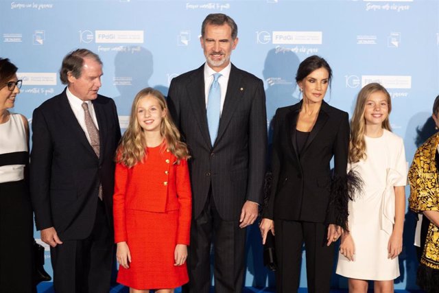 El rey Felipe VI y la Familia Real llegan a la ceremonia de entrega de premios Príncipe de Girona en Barcelona