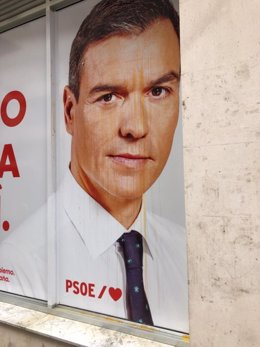 Cartel de Pedro Sánchez de la sede del PSOE de Huelva al que han lanzado huevos.