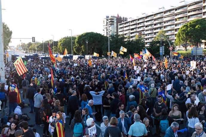 Manifestantes en la Diagonal, cerca del Palau de Congressos donde tiene lugar el acto de los Premios de la Fundación Princesa de Girona, en Barcelona (Cataluña/España) a 4 de noviembre de 2019.