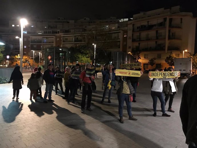 Una veintena de personas protesta por un acto de campaña del PSC en Santa Coloma de Gramenet.