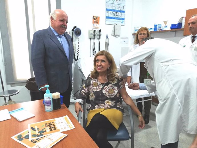 Aguirre (izda.) visita el centro hospitalario durante la campaña de vacunación contra la gripe