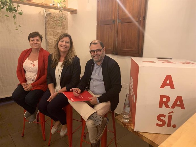 Los candidatos en el Senado por Mallorca, Cosme Bonet y Susanna Moll, y la consellera de Salud y Consumo, Patricia Gómez, en el acto de Salud